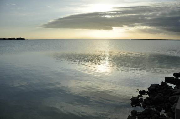 O sol nasce na baía de Corozal, em Belize